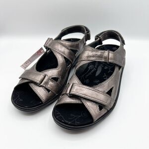 NWT Barefoot Freedom Drew Lagoon Wedge Sandal in Pewter Metallic 6.5